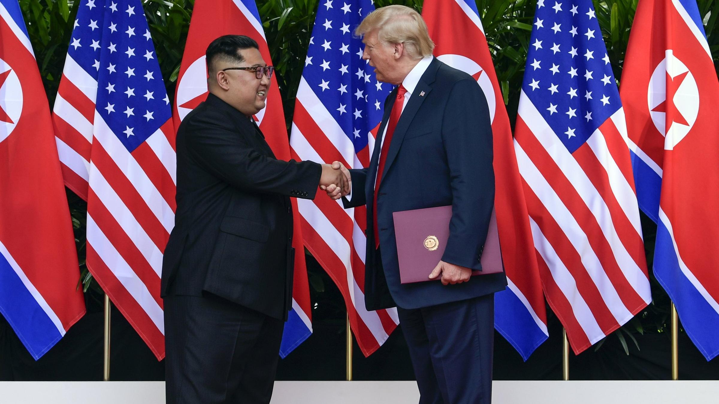 Donald Trump (r) und Kim Jong Un haben sich geeinigt.