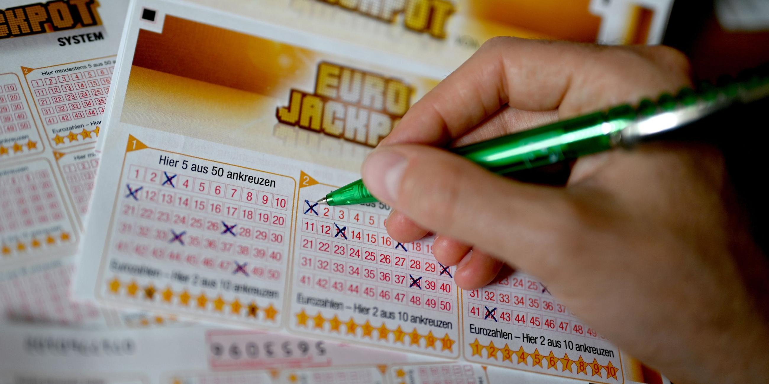 Ein Eurojackpot-Lotterieschein wird ausgefüllt. Symbolbild