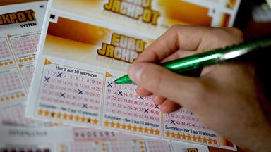 Lotto-Million&auml;r erf&auml;hrt davon in Nachrichten