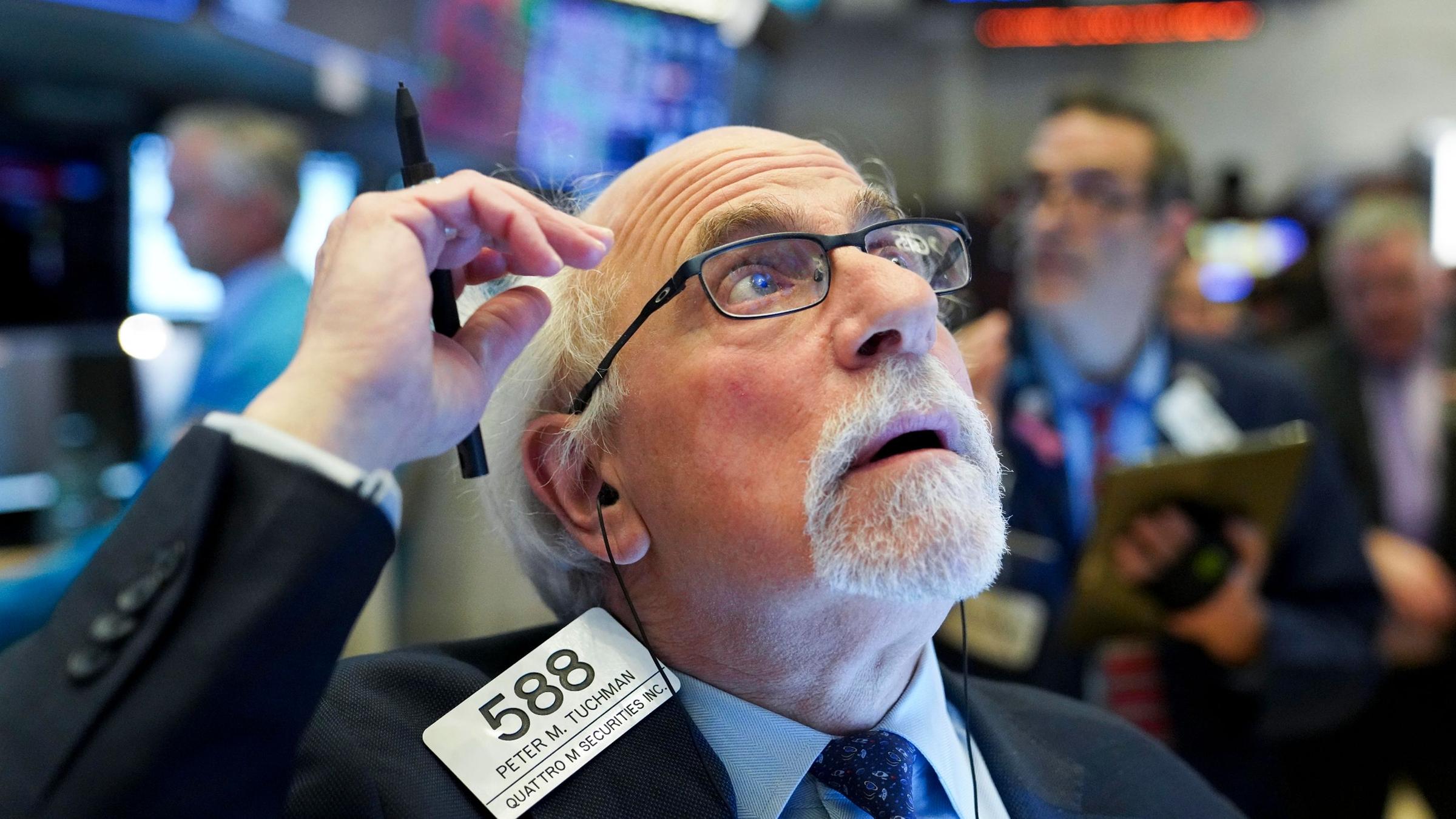 Ein Händler beobachtet sorgenvoll die Kurse an der US-Börse.