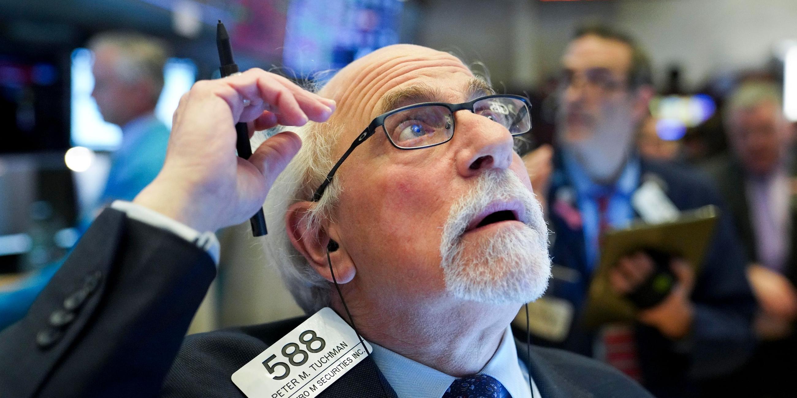 Ein Händler beobachtet sorgenvoll die Kurse an der US-Börse.