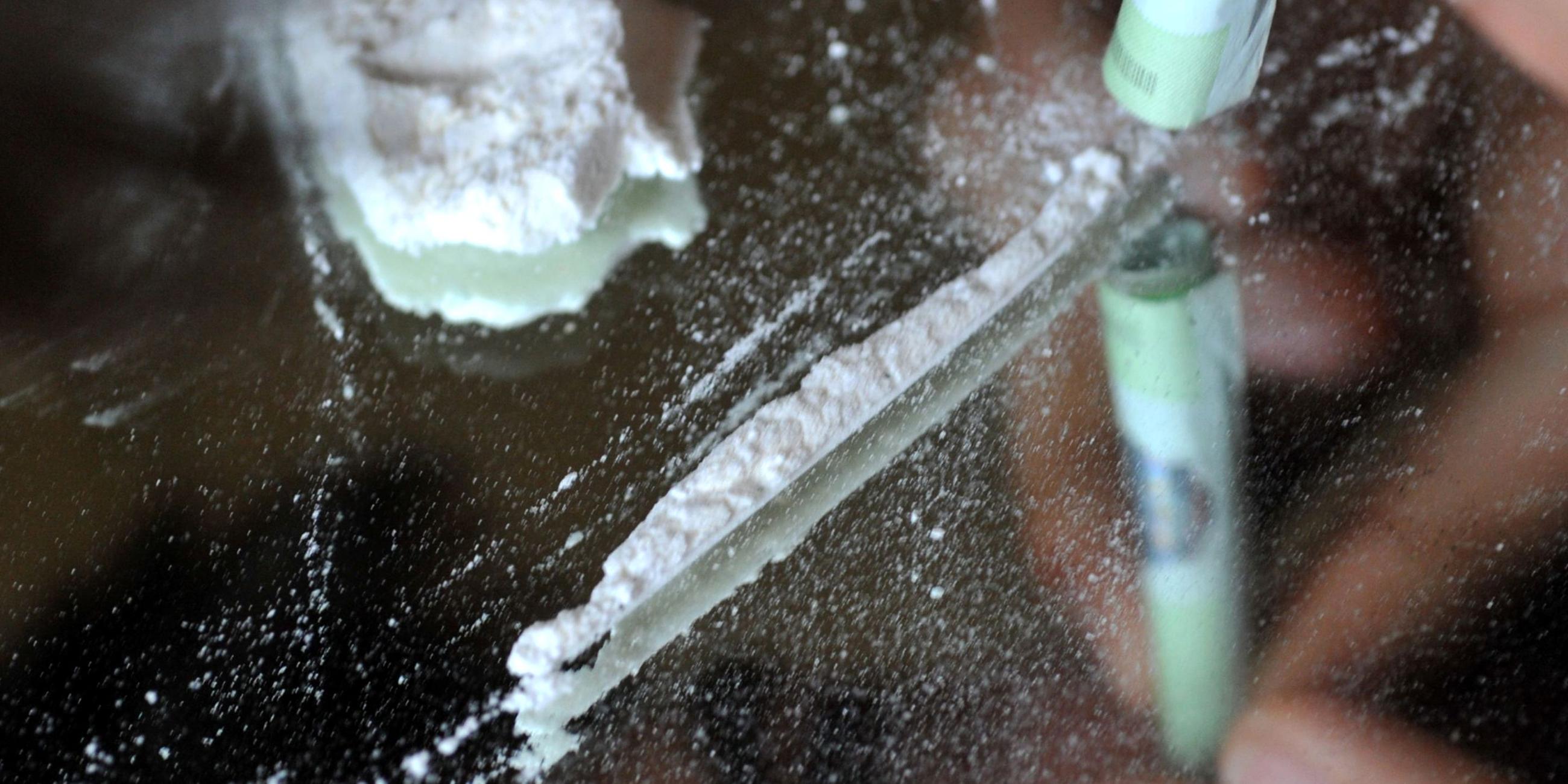 Ein junger Mann konsumiert Kokain (gestelltes Foto). Symbolbild