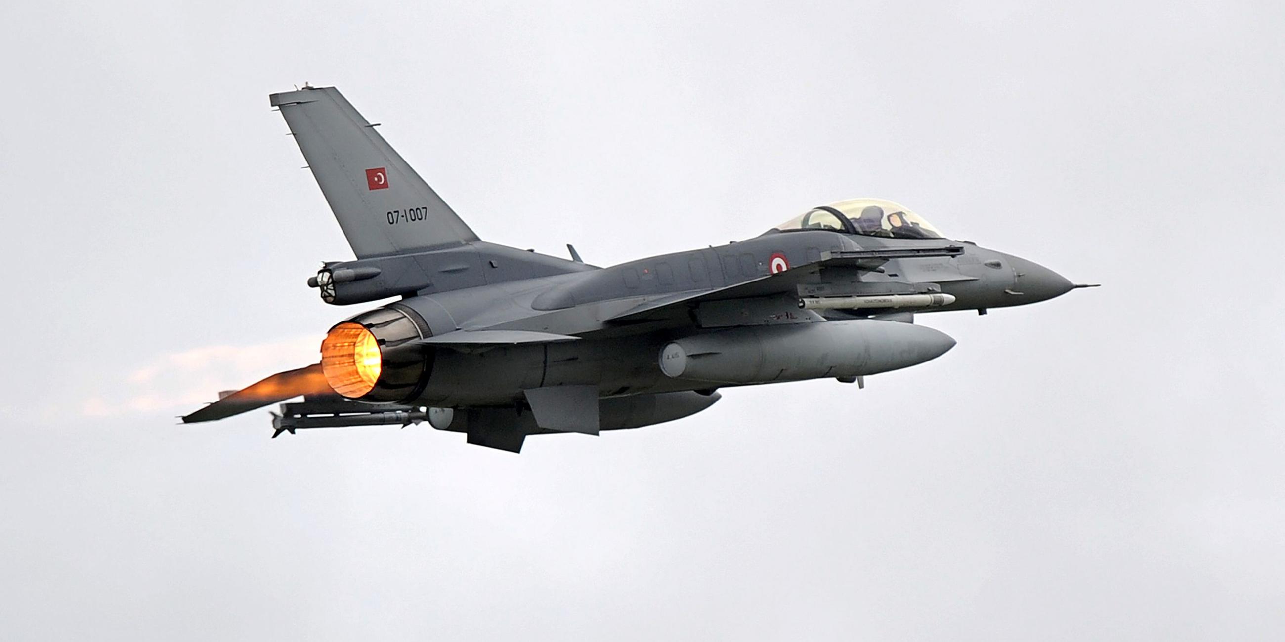 Ein Kampfflugzeug der türkischen Luftwaffe startet. Archiv