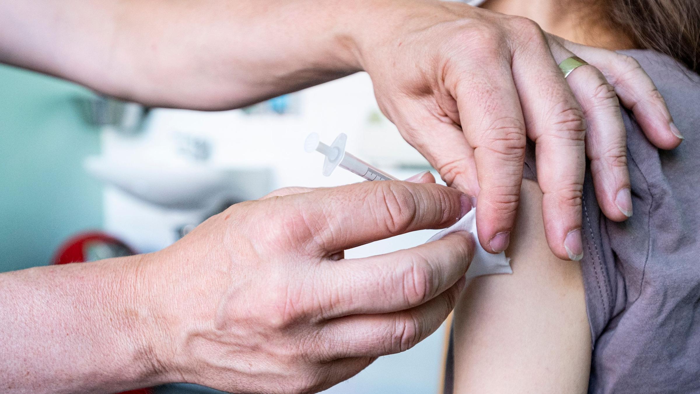 Ein Kind wird gegen Corona geimpft. Symbolbild