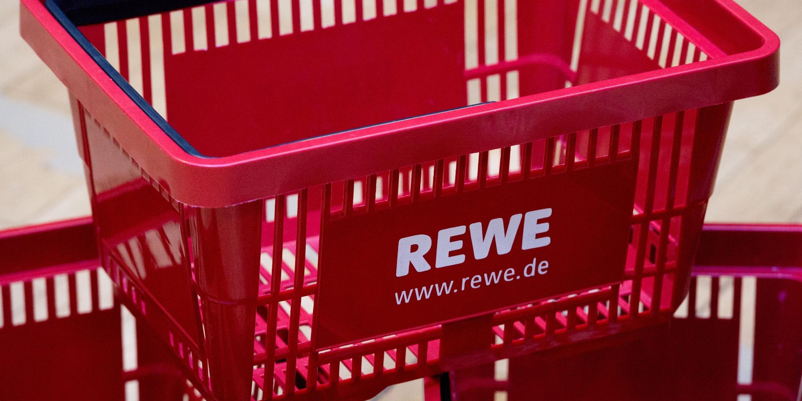 Ein leerer Einkaufskorb von Rewe. Symbolbild