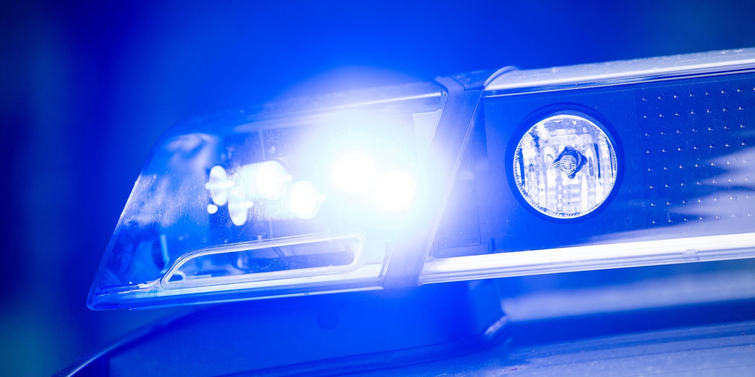 Ein leuchtendes Blaulicht auf einem Polizeifahrzeug.