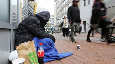 Ein Obdachloser auf der Straße. Symbolbild