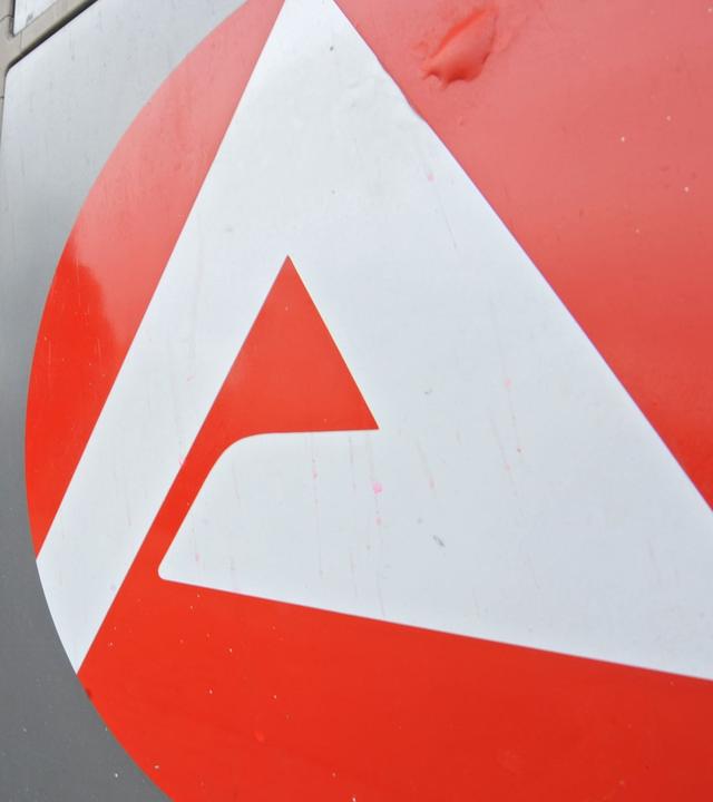 Ein Schild einer Arbeitsagentur. Archivbild