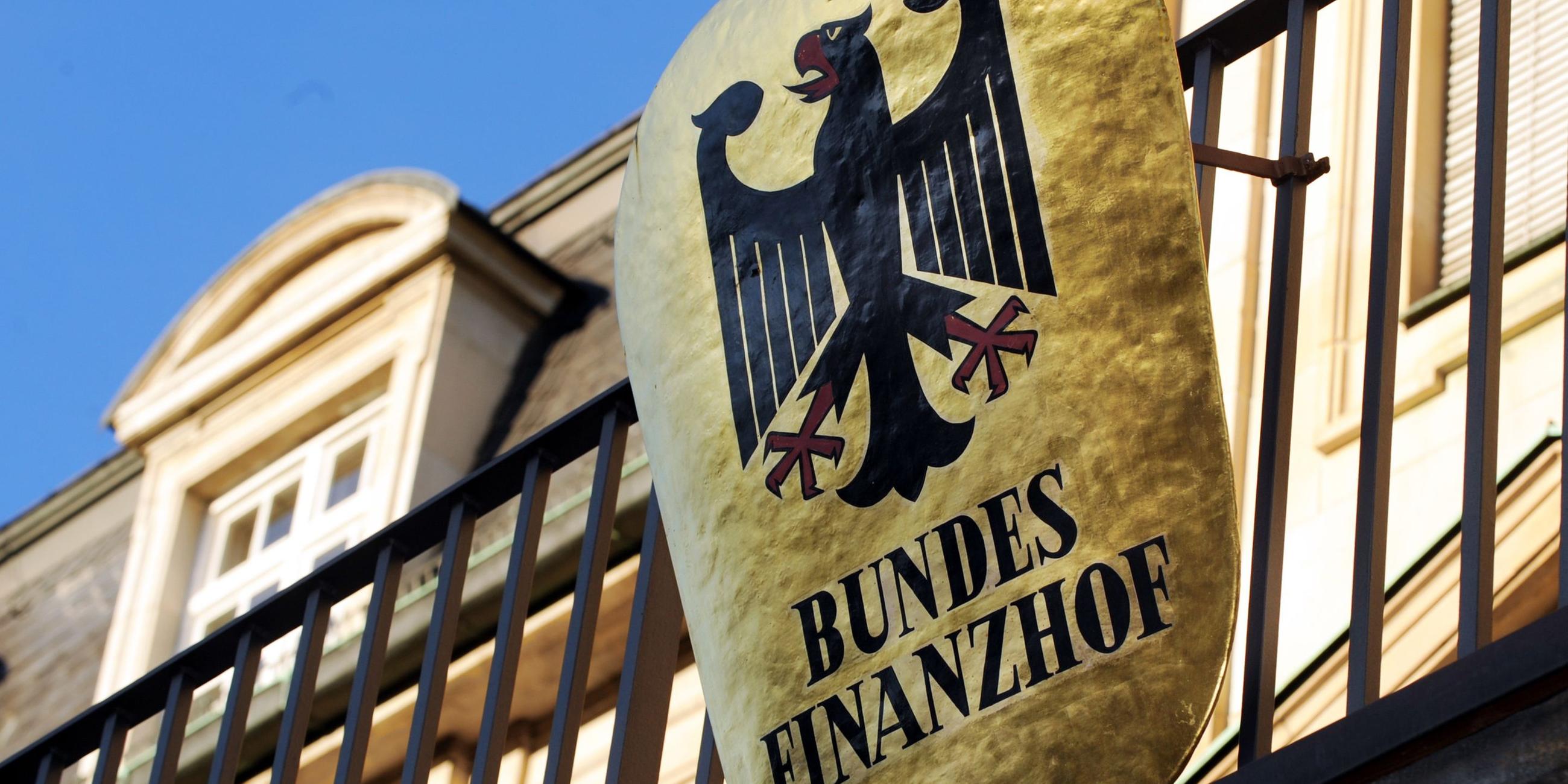 Ein Schild mit dem Bundesadler am Bundesfinanzhof in München.