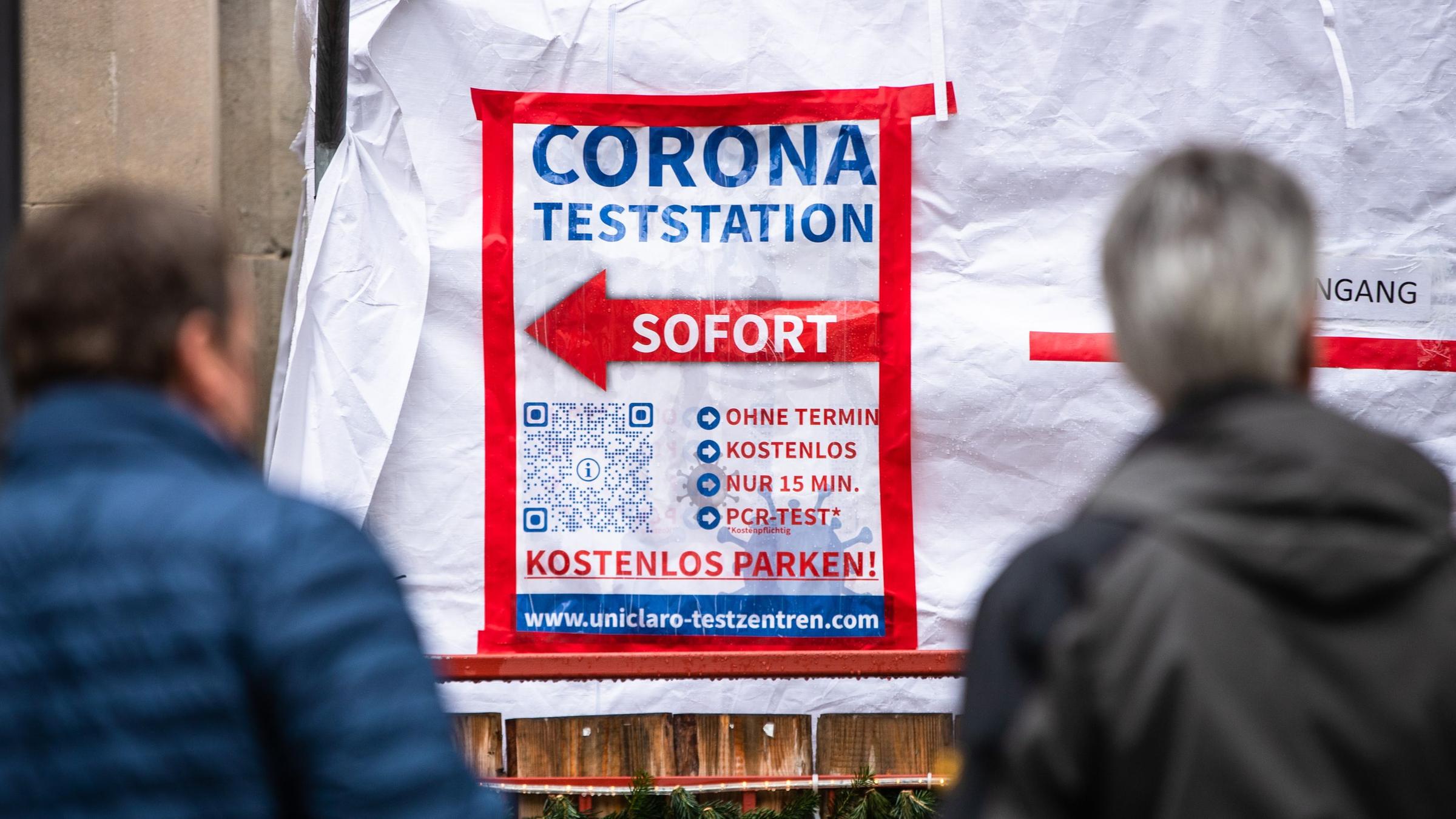 Ein Schild weist auf eine Corona-Teststation hin. Symbolbild