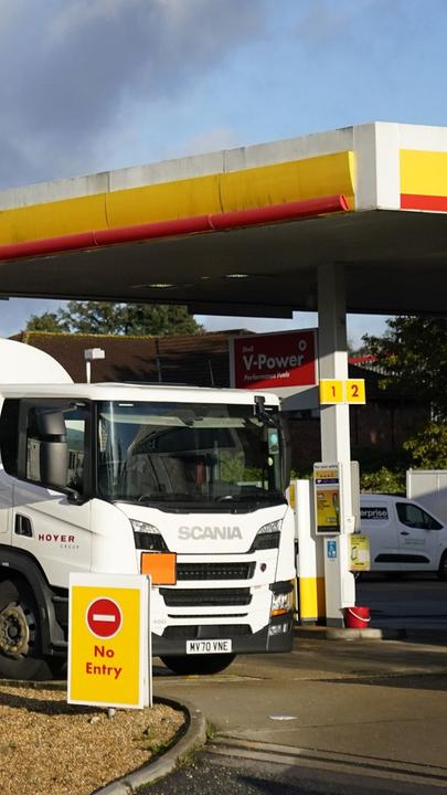 Ein Tankwagen beliefert eine Tankstelle in Großbritannien.