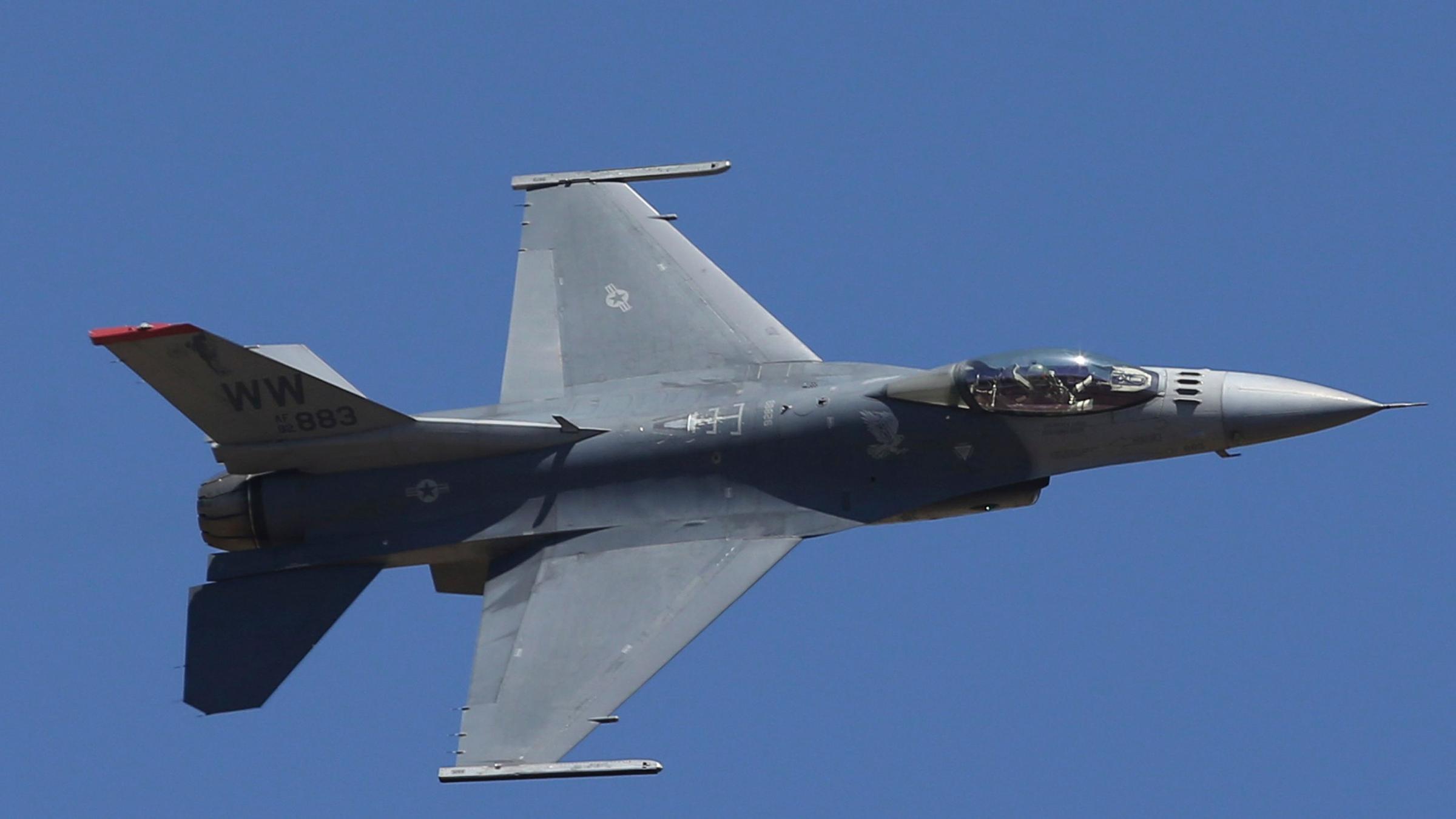 Ein US-amerikanischer F-16-Kampfjet. Symbolbild