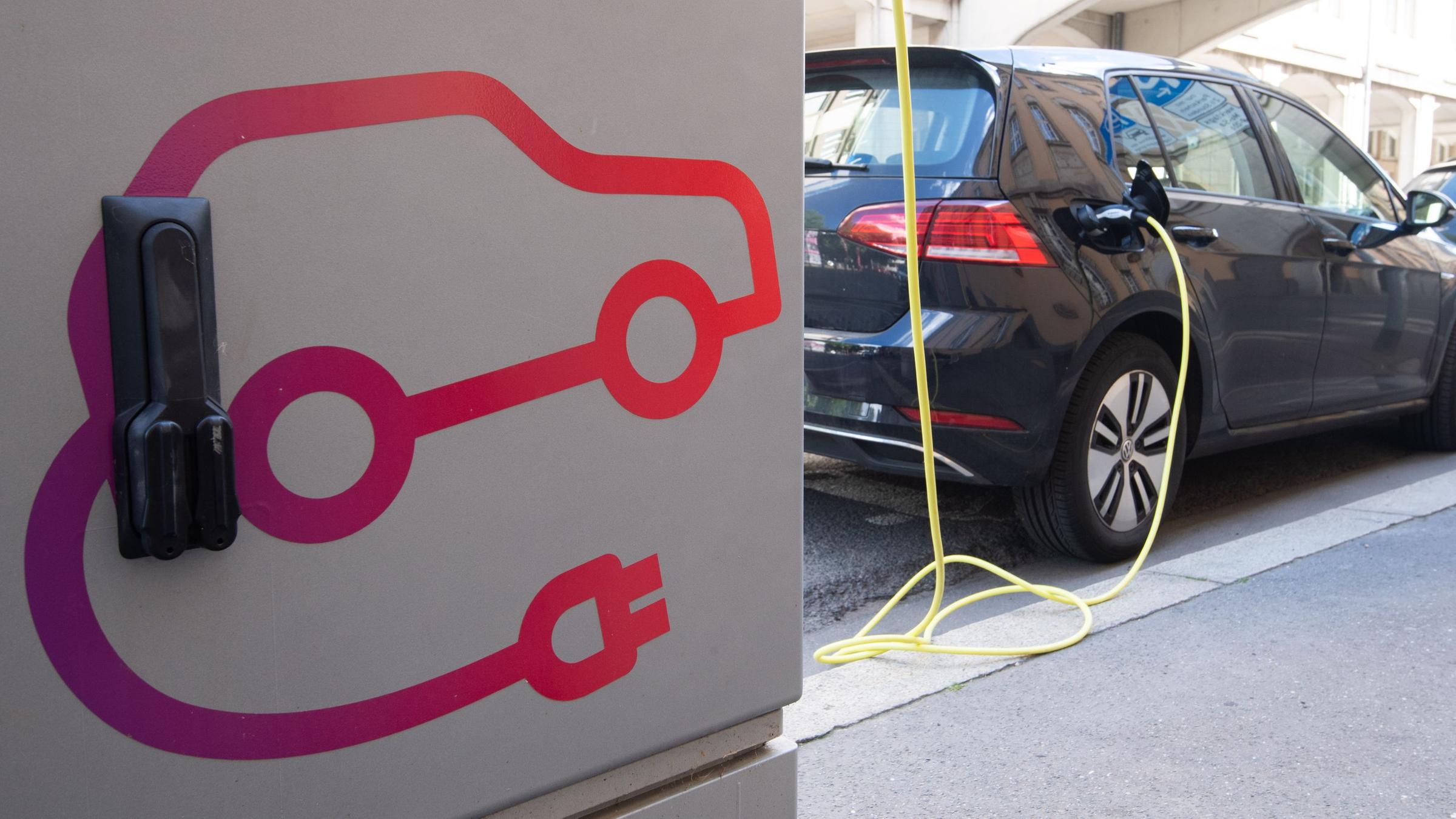 Ein Volkswagen e-Golf lädt an der Ladesäule. Symbolbild