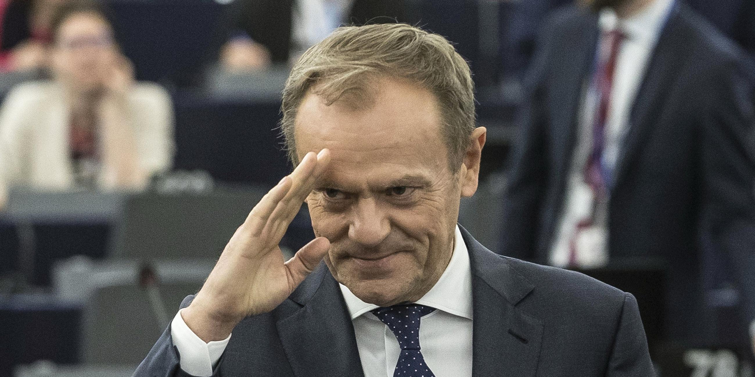EU-Ratspräsident Donald Tusk grüßt im Europäischen Parlament.