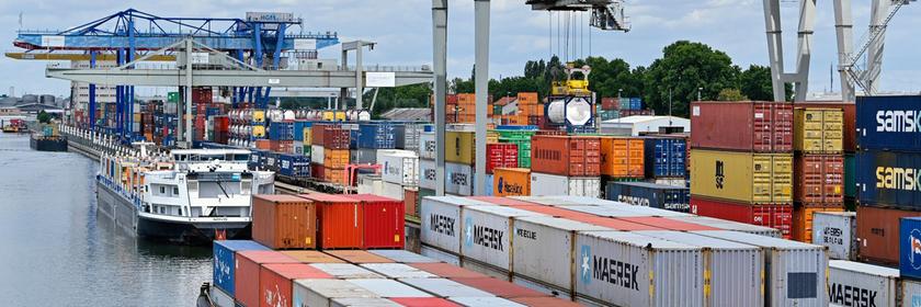 Container im Handelshafen des Rhein-Neckar-Hafens