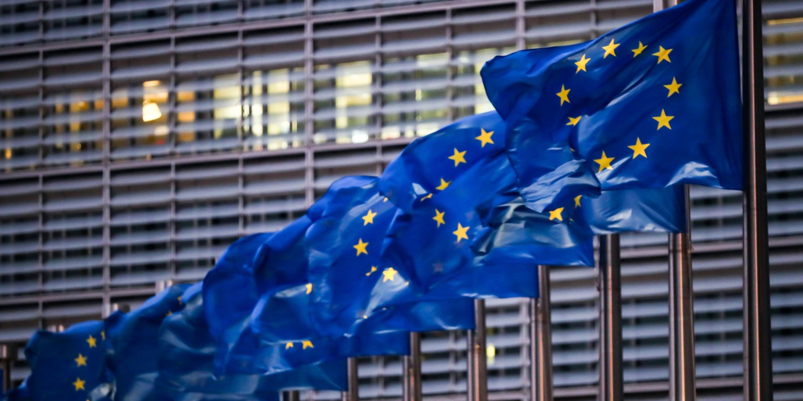 Europaflaggen wehen vor dem Sitz der EU-Kommission. Archivbild