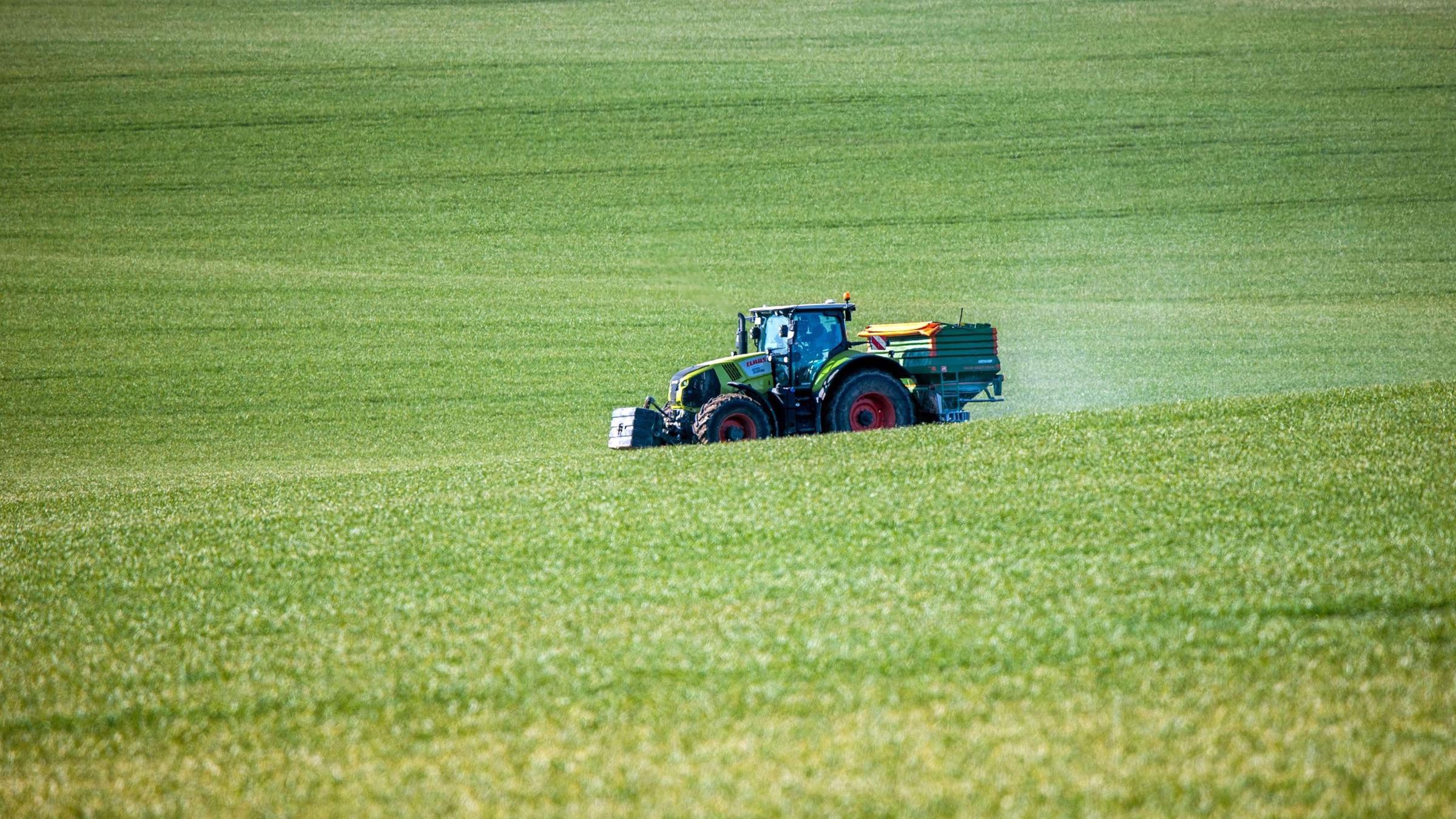 Feld wird gedüngt. Archivbild