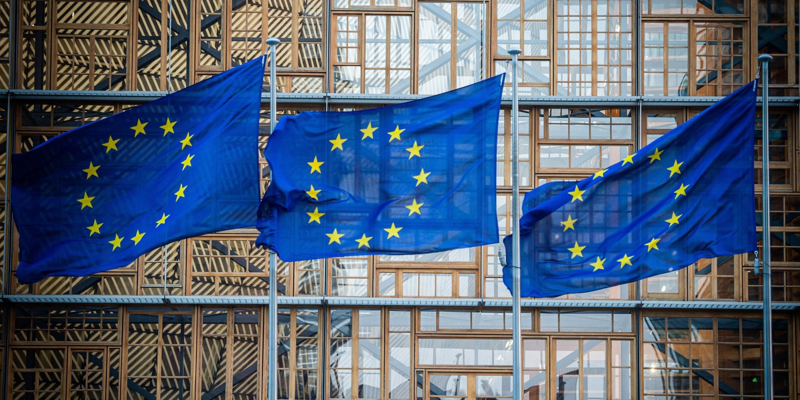 Flaggen der Europäischen Union in Brüssel.