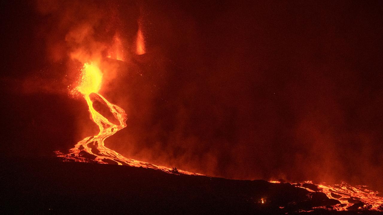 Lava erreicht Meer - Furcht vor Gasen auf La Palma - Vimarsana News
