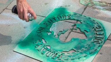 Fridays for Future-Logo wird aufgesprüht.