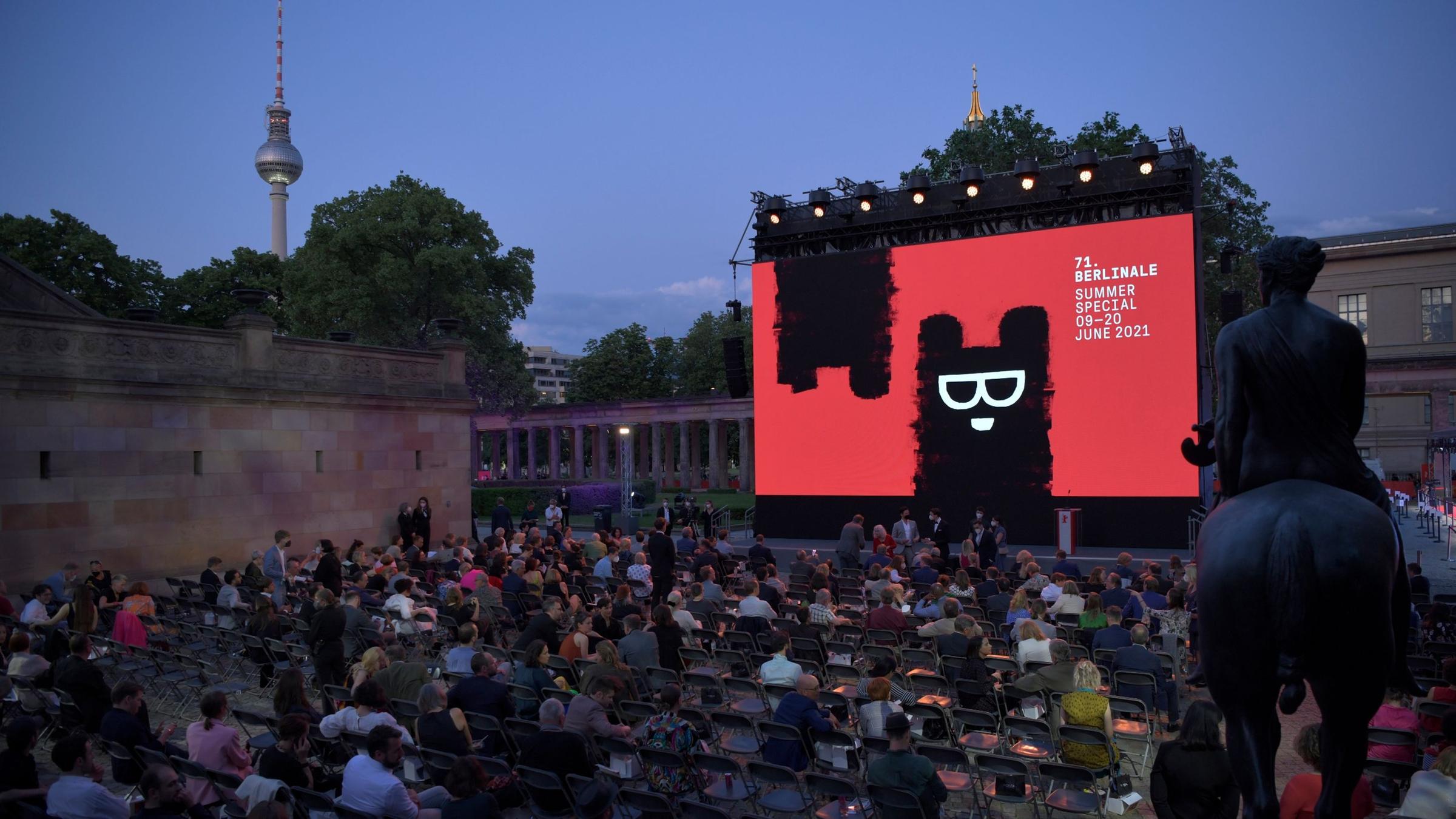 Gäste warten auf die Eröffnung des Filmfestivals Berlinale.