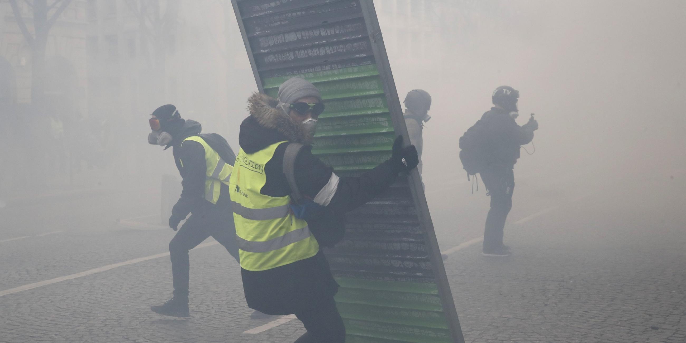 "Gelbwesten"-Demonstranten errichten Barrikaden in Paris.