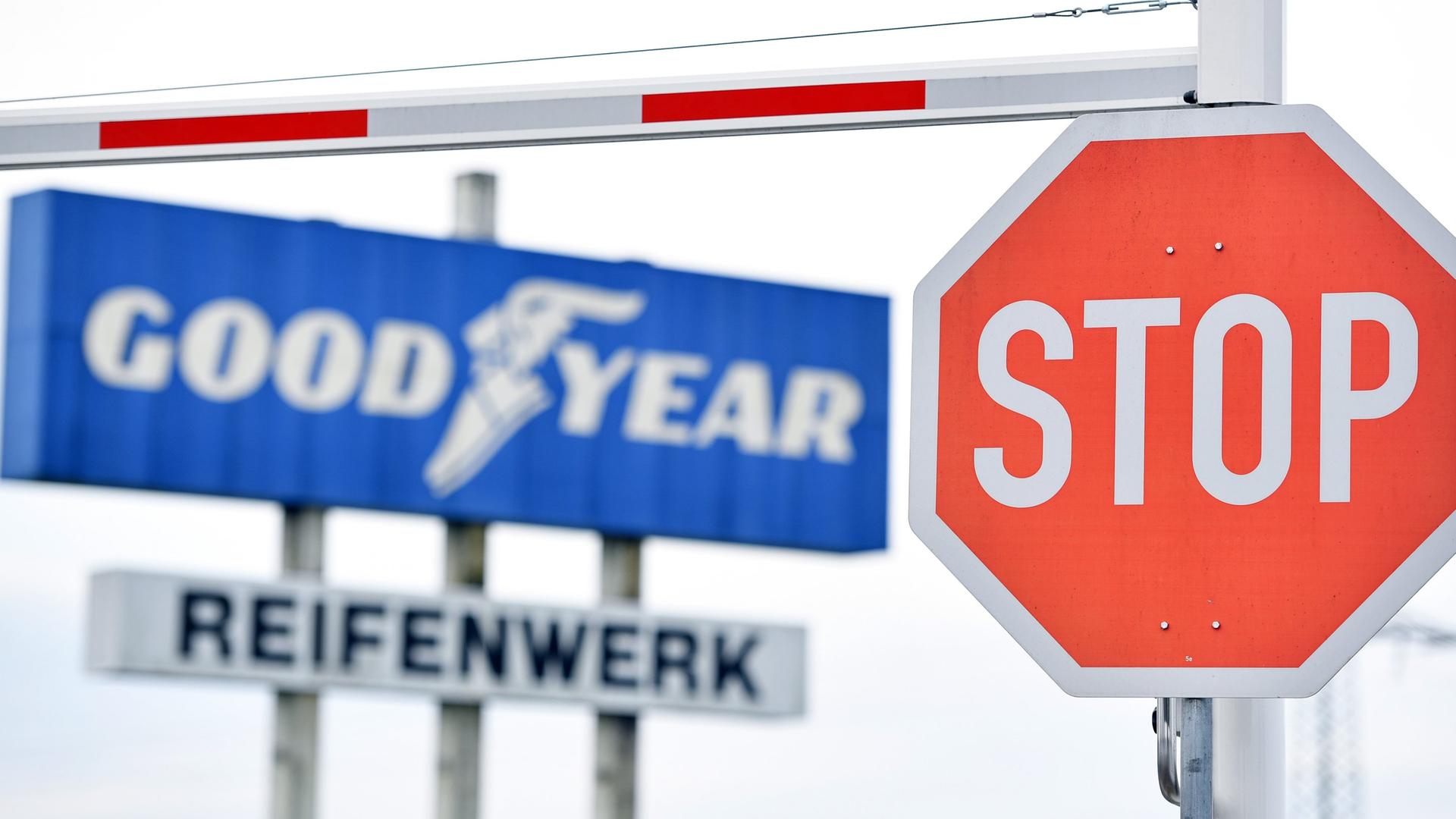 Goodyear-Logo vor einem Reifenwerk. Archivbild