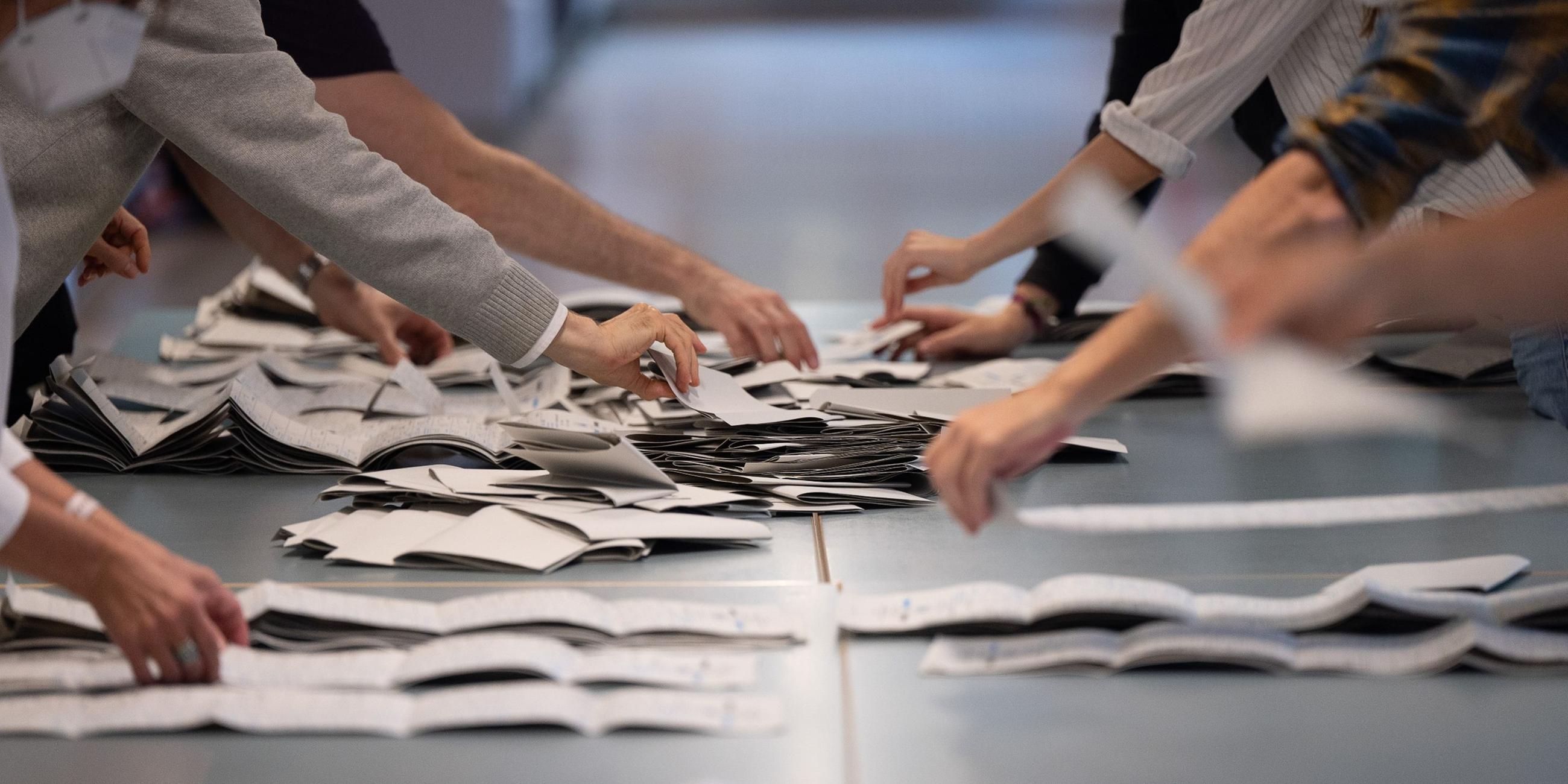 Helfer zählen in einem Berliner Wahllokal die Stimmen. Symbolbild