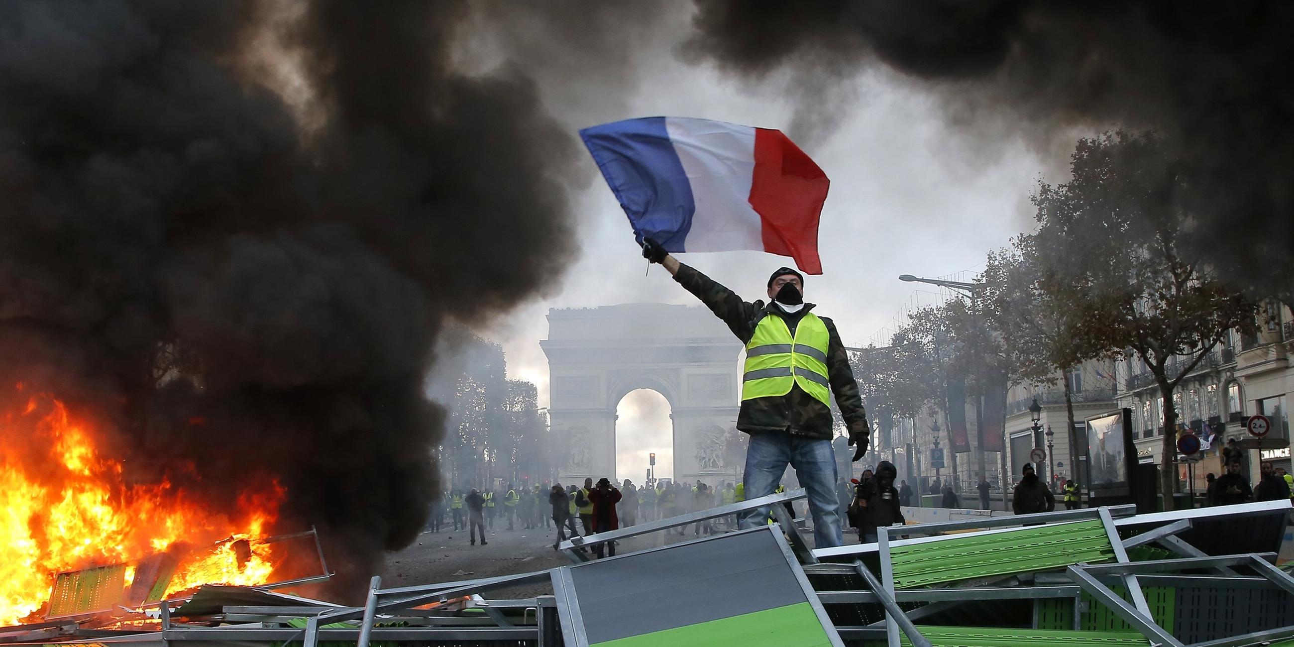 Im Zuge der Proteste kam es auch zu Ausschreitungen in Paris.