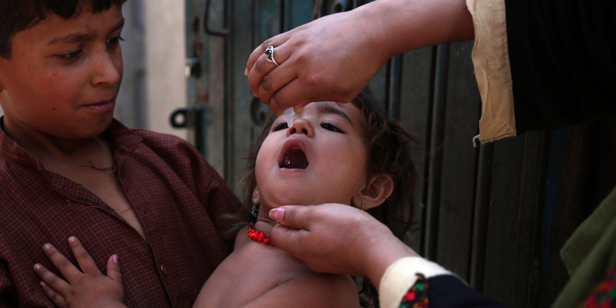 Impfung eines Kindes in Afghanistan gegen Polio.