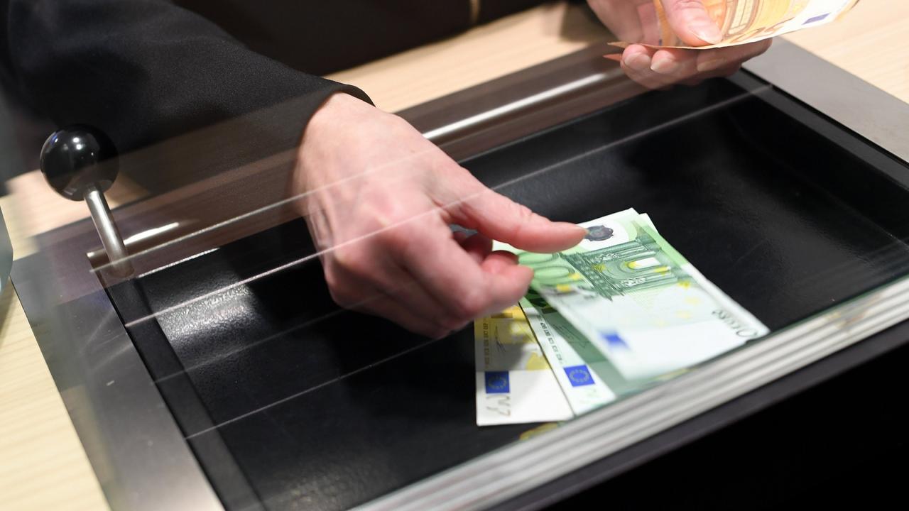 Am Schalter in Banken: BGH erlaubt Gebühr für Geldabheben ...