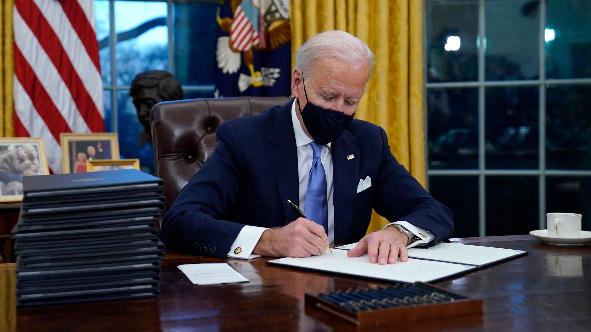 Joe Biden unterzeichnet seine ersten Anordnungen.