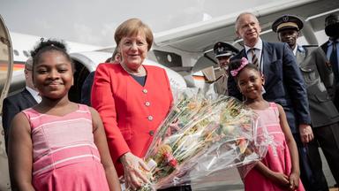 Kanzlerin Angela Merkel reist durch Westafrika.