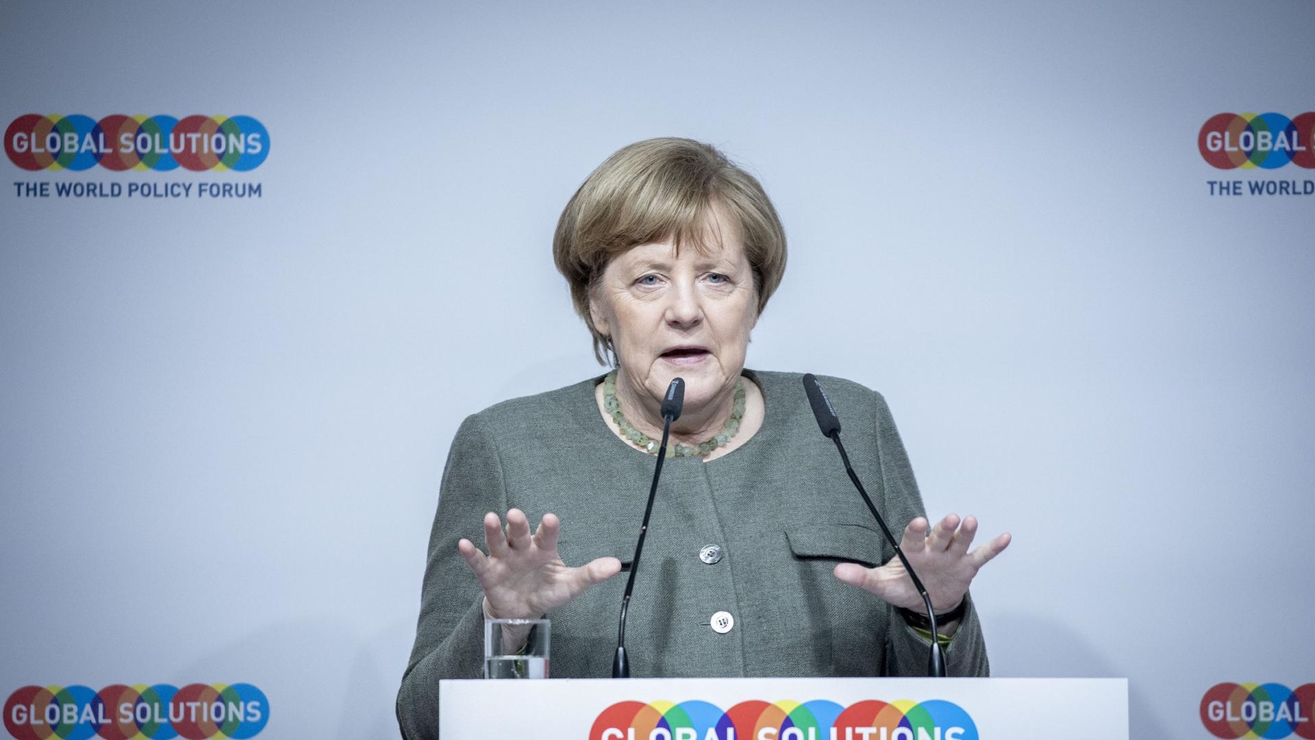 Kanzlerin Merkel hält die Verteidigungsausgaben für ausreichend.