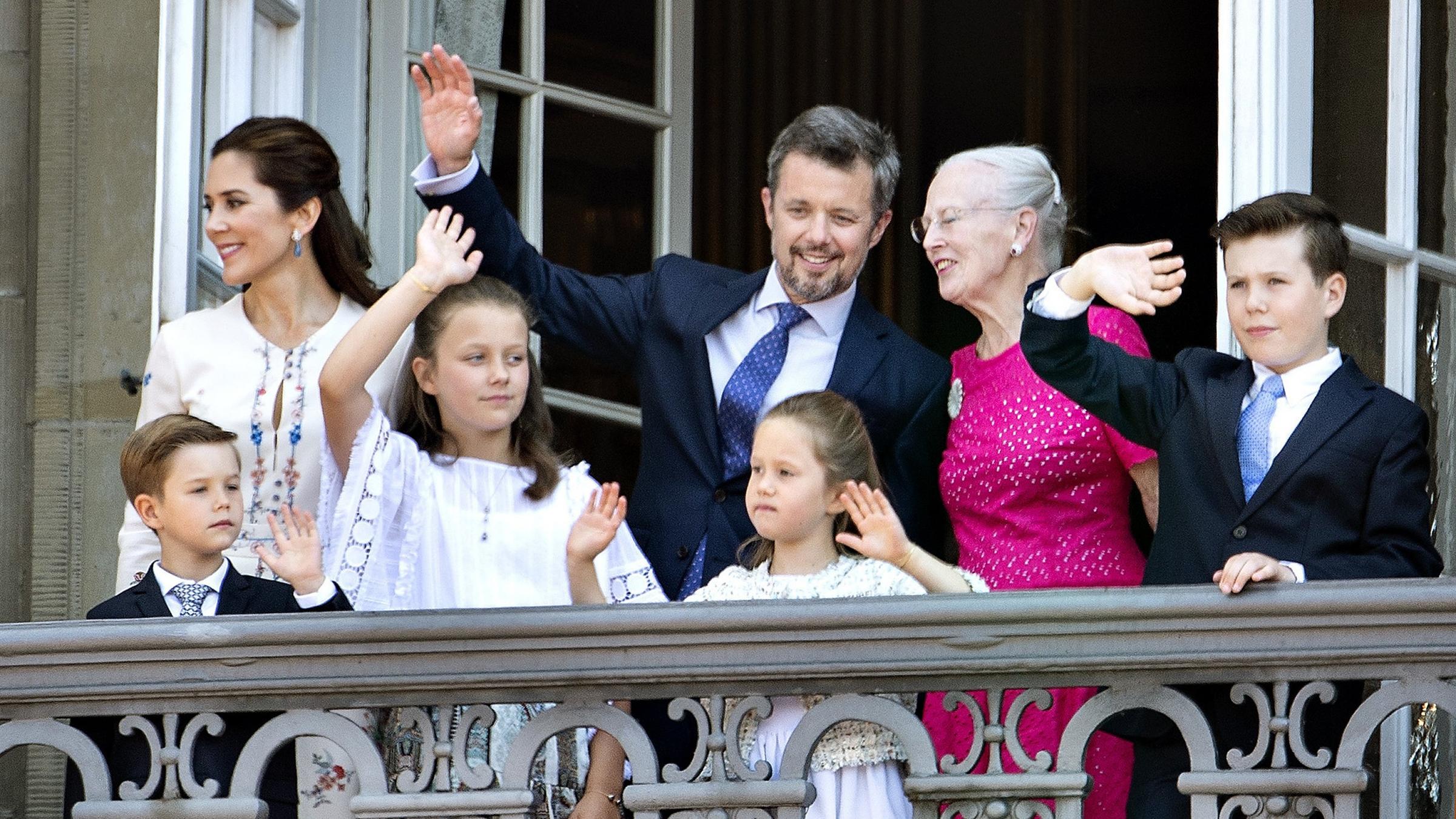 Kronprinz Frederik (M) mit Margrethe II., Mary und den Kindern.