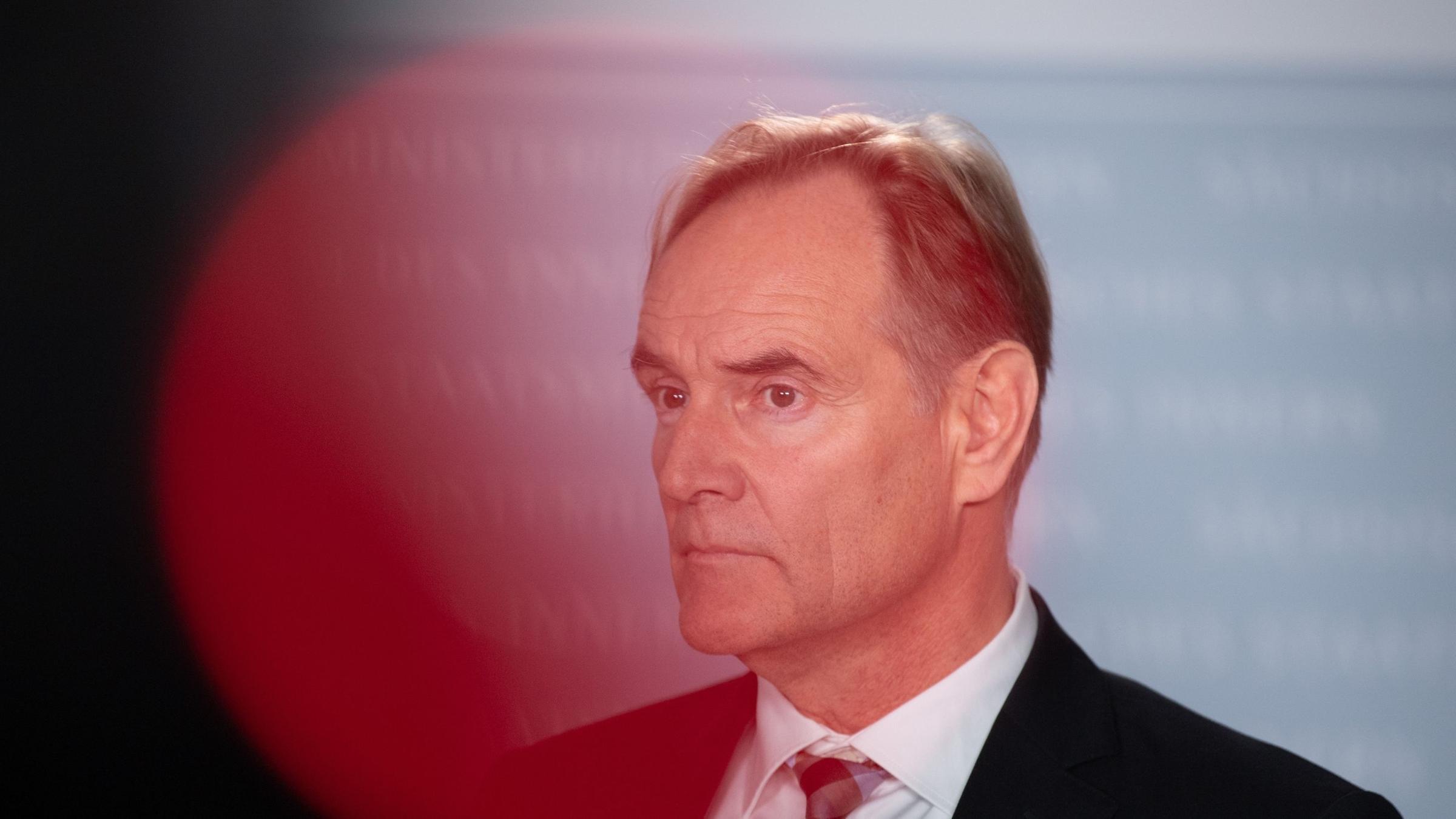 Leipzigs OB Jung bei einer Pressekonferenz zu den Anschlägen.