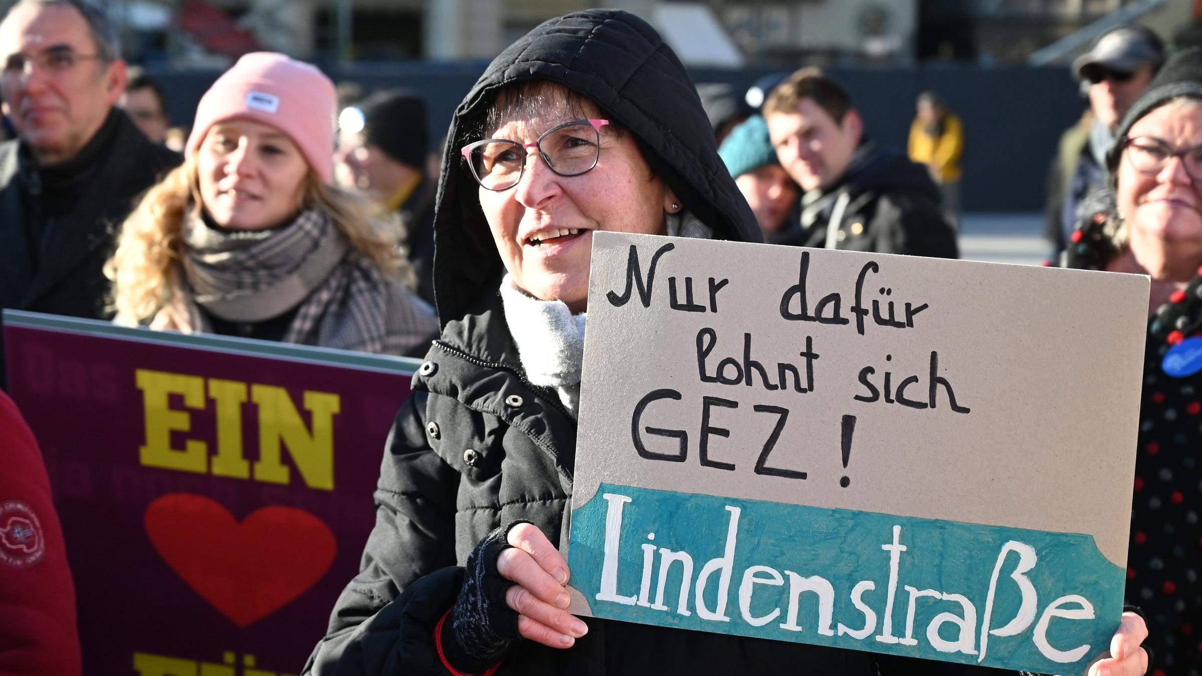 Gegen Absetzung Der Kult Serie Demo Von Lindenstrassen Fans
