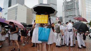 Mädchen beim Schulstreik nach dem Ende der Ferien in Hongkong.