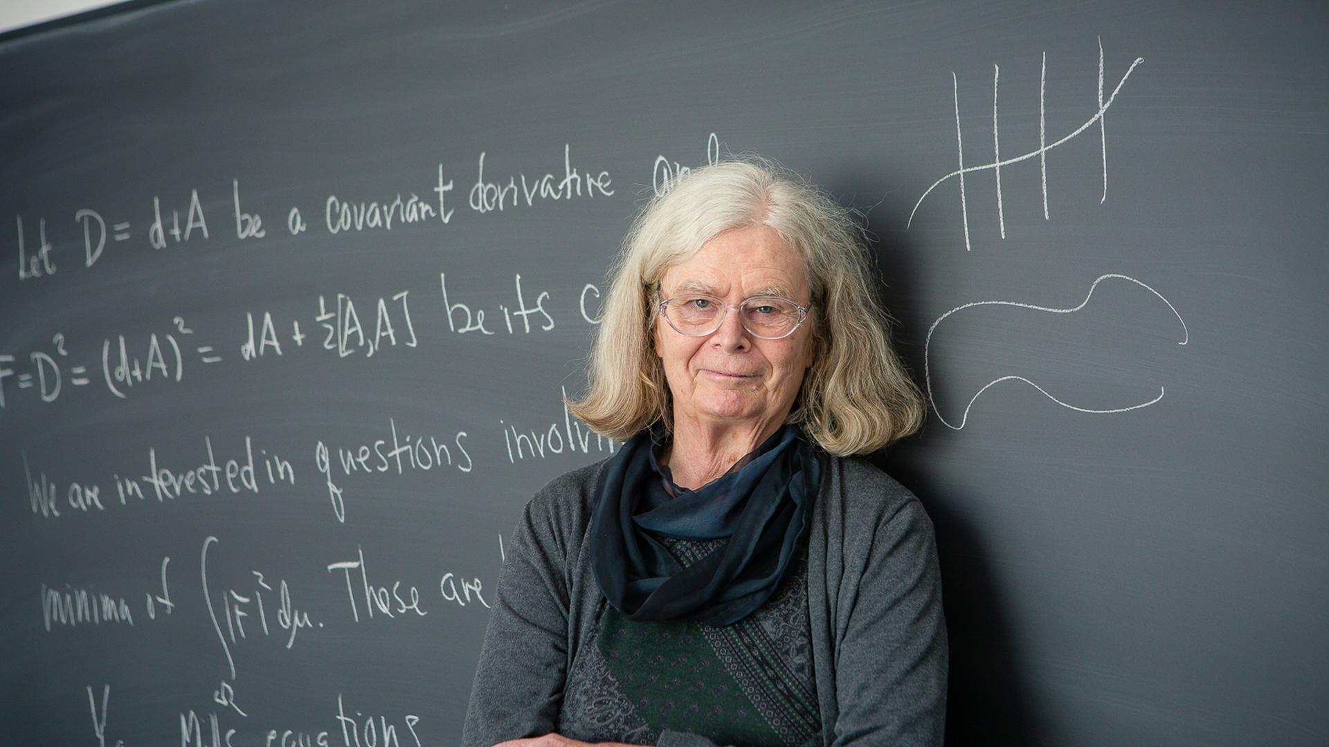 Mathematikerin Karen Keskulla Uhlenbeck vor einer Wandtafel.