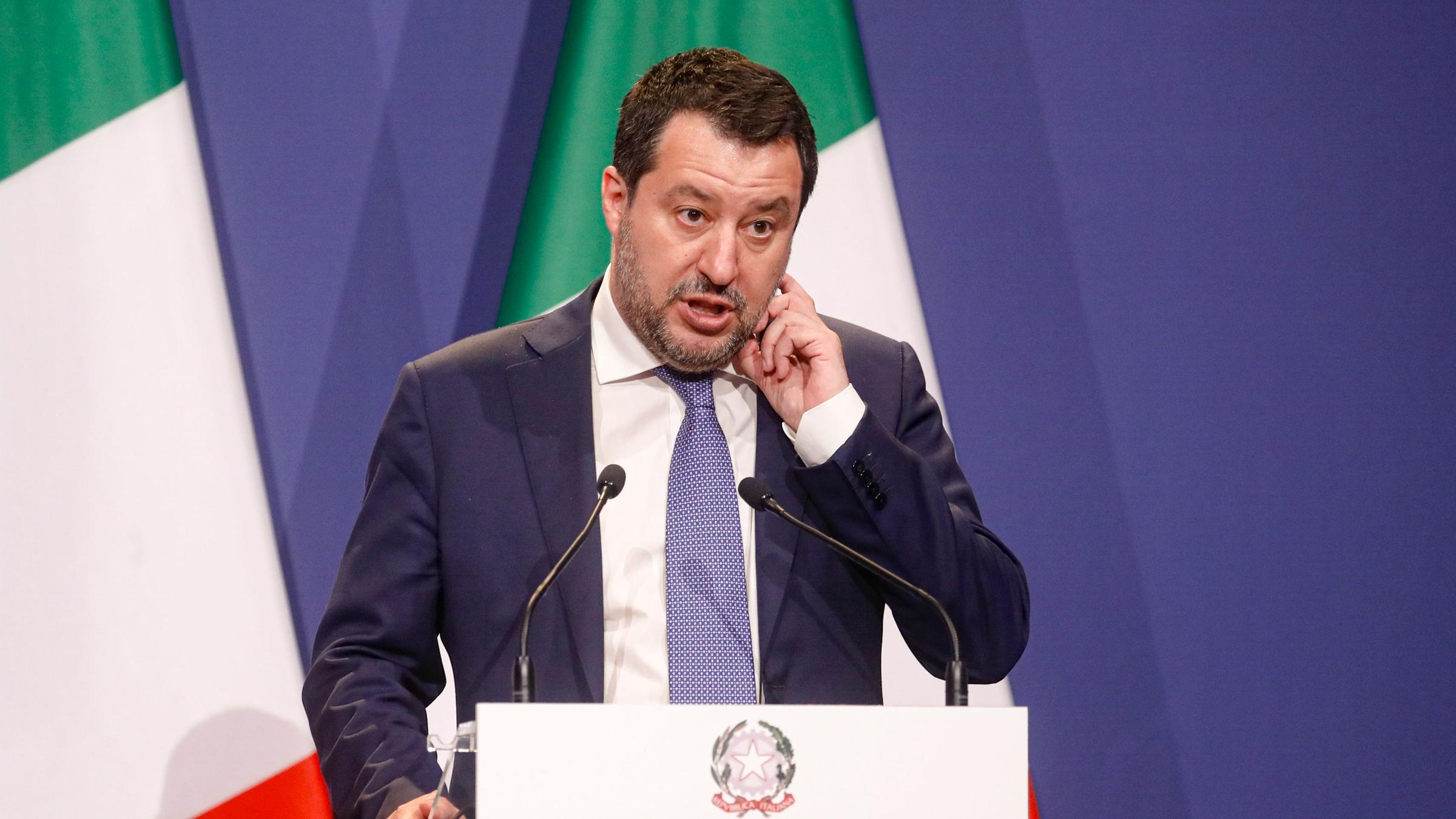 Matteo Salvini spricht während einer Pressekonferenz.