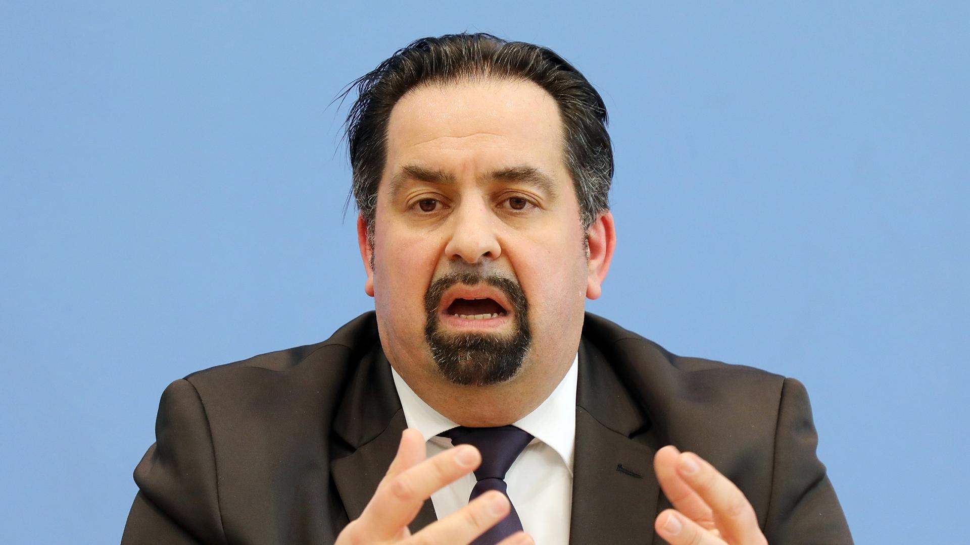 Mazyek sorgt sich um die Sicherheit der Muslime in Deutschland.