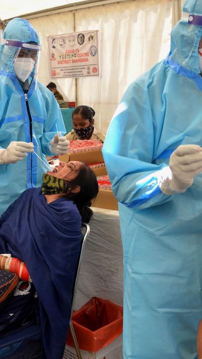 Menschen in Indien werden auf das Virus getestet. Symbolbild