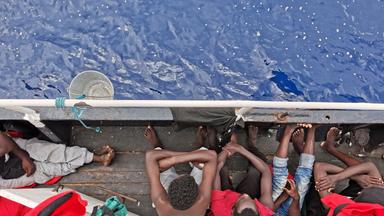 Migranten auf einem Rettungsschiff. Symbolbild