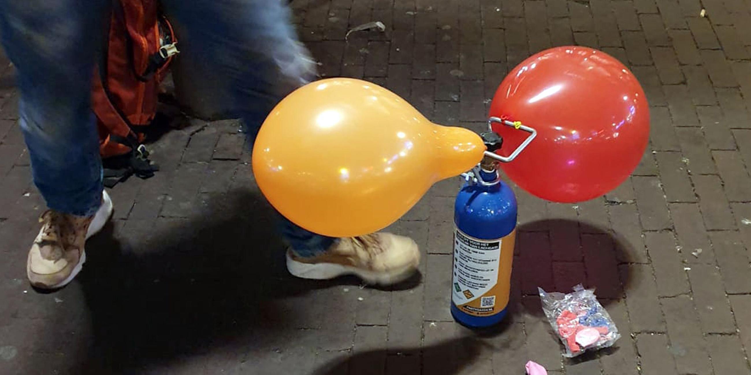 Mit Lachgas gefüllte Luftballons am Rembrandtplein in Amsterdam.