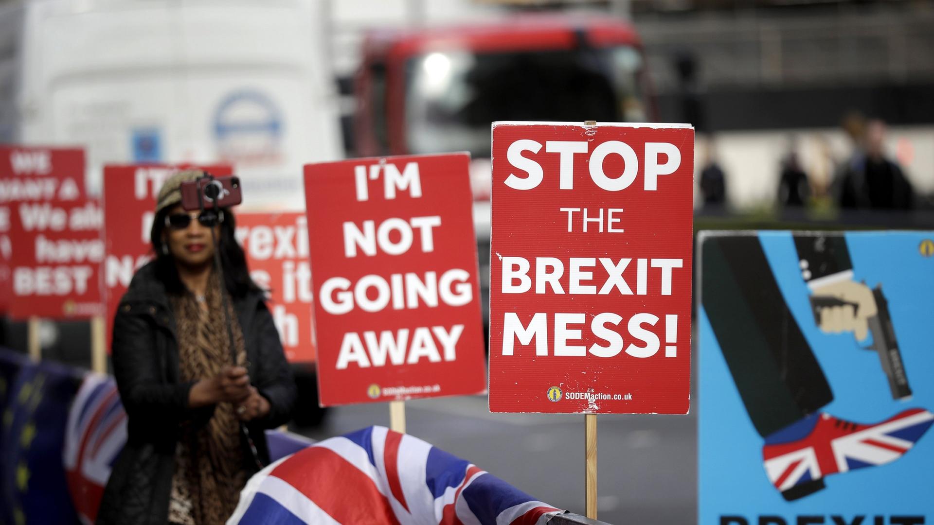 Noch steht das Brexit-Datum Ende März - trotz aller Proteste.