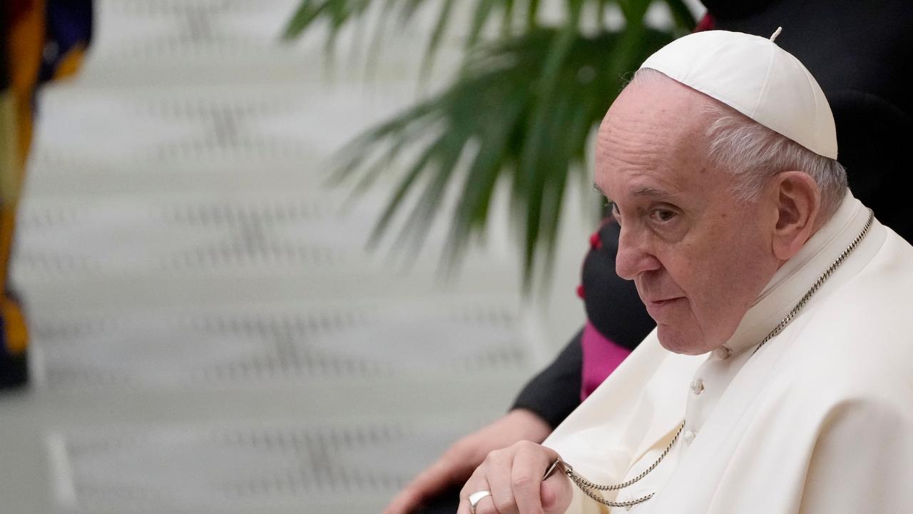 Papst für geplante OP in Krankenhaus