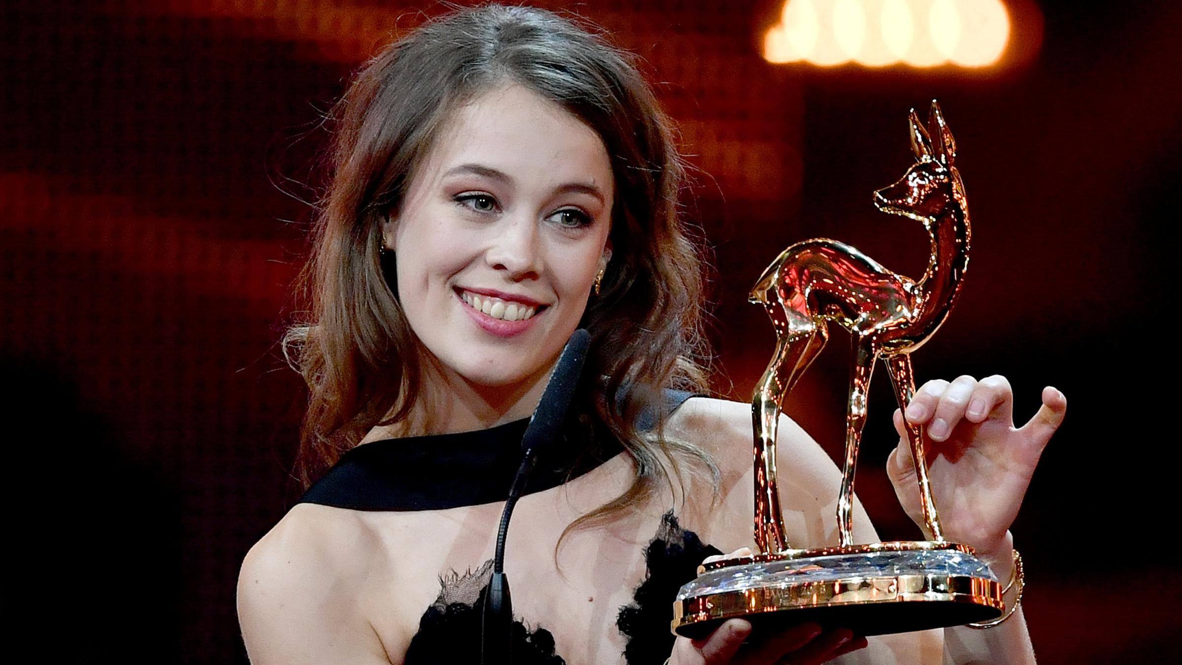 Paula Beer freut sich über ihre Bambi-Trophäe.