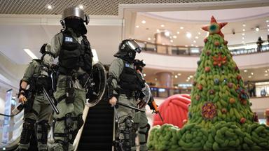 Polizisten in einem Einkaufszentrum in Hongkong.