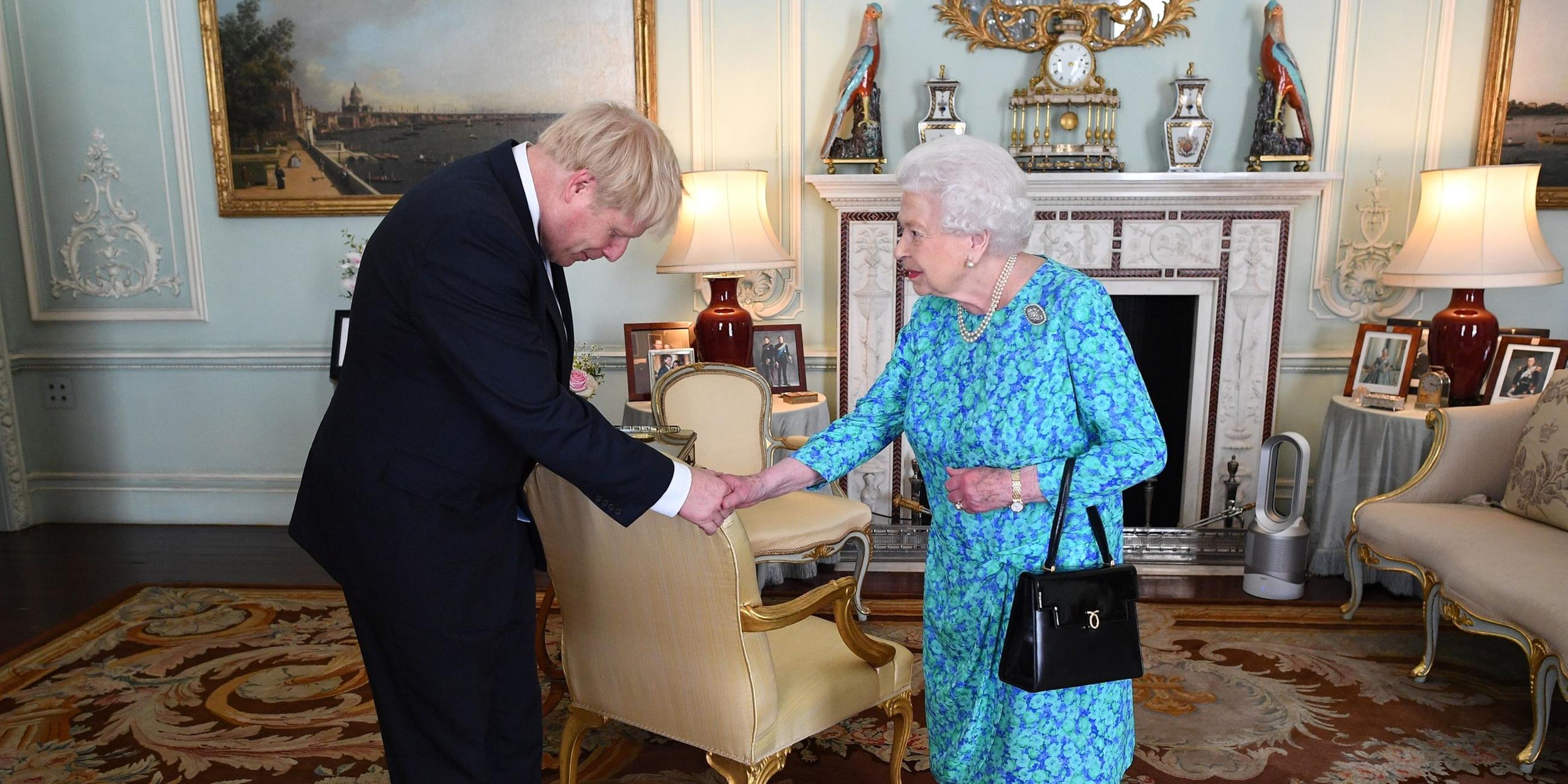 Queen Elizabeth II. begrüßt Premier Boris Johnson. Archivbild