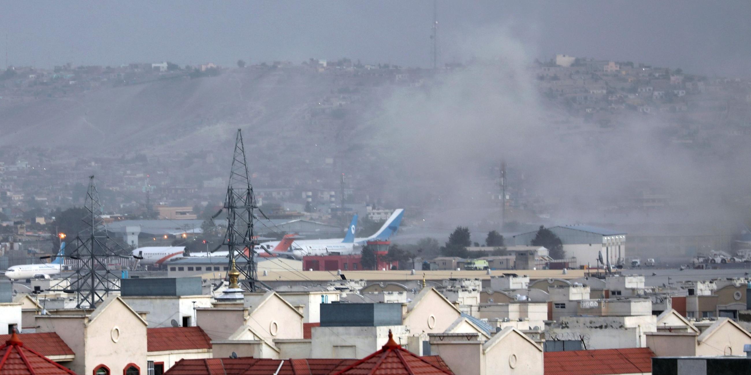 Rauch über dem Flughafen von Kabul nach dem Anschlag.